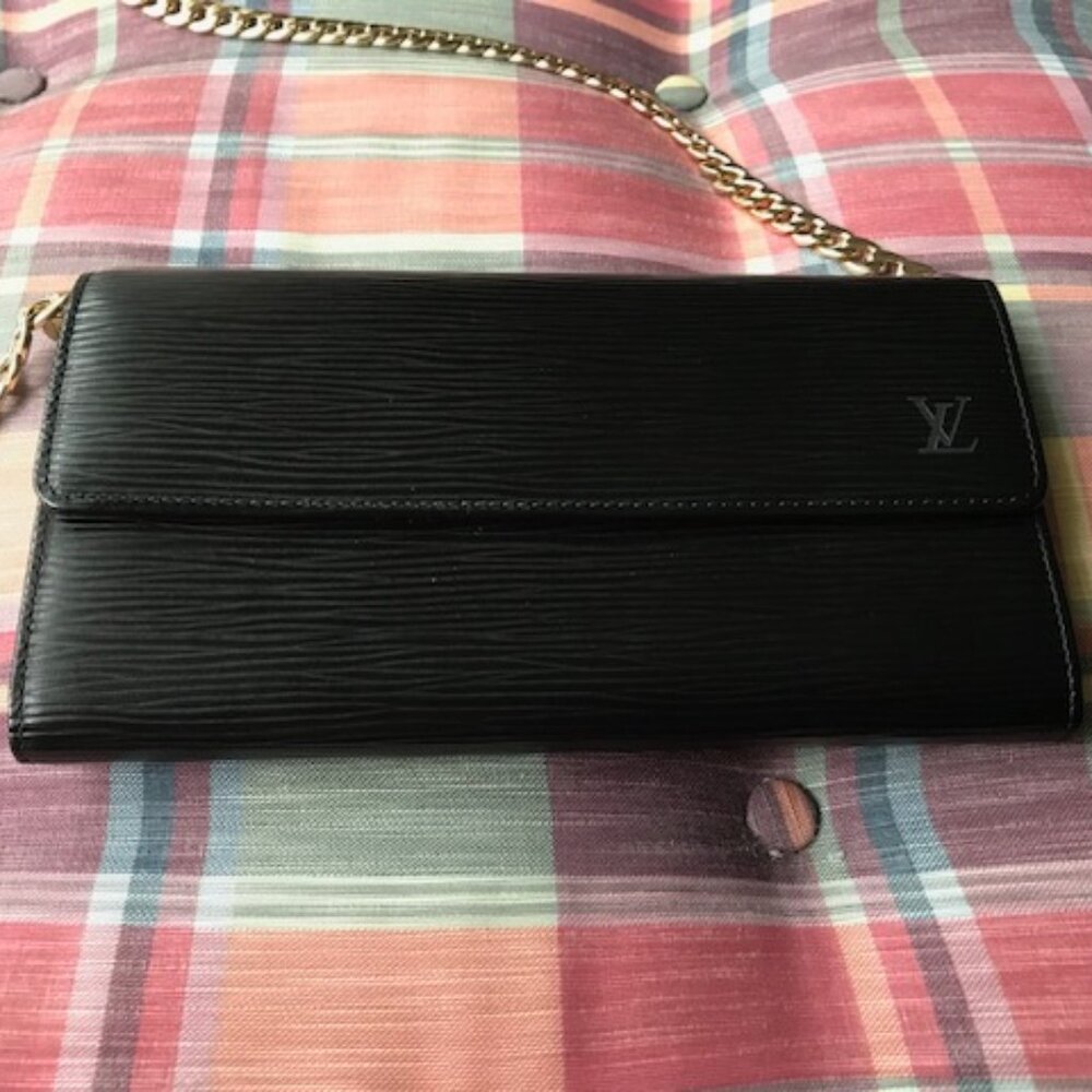 LOUIS VUITTON Epi Long Wallet with LV Logo in Black Leather Authentic Like New